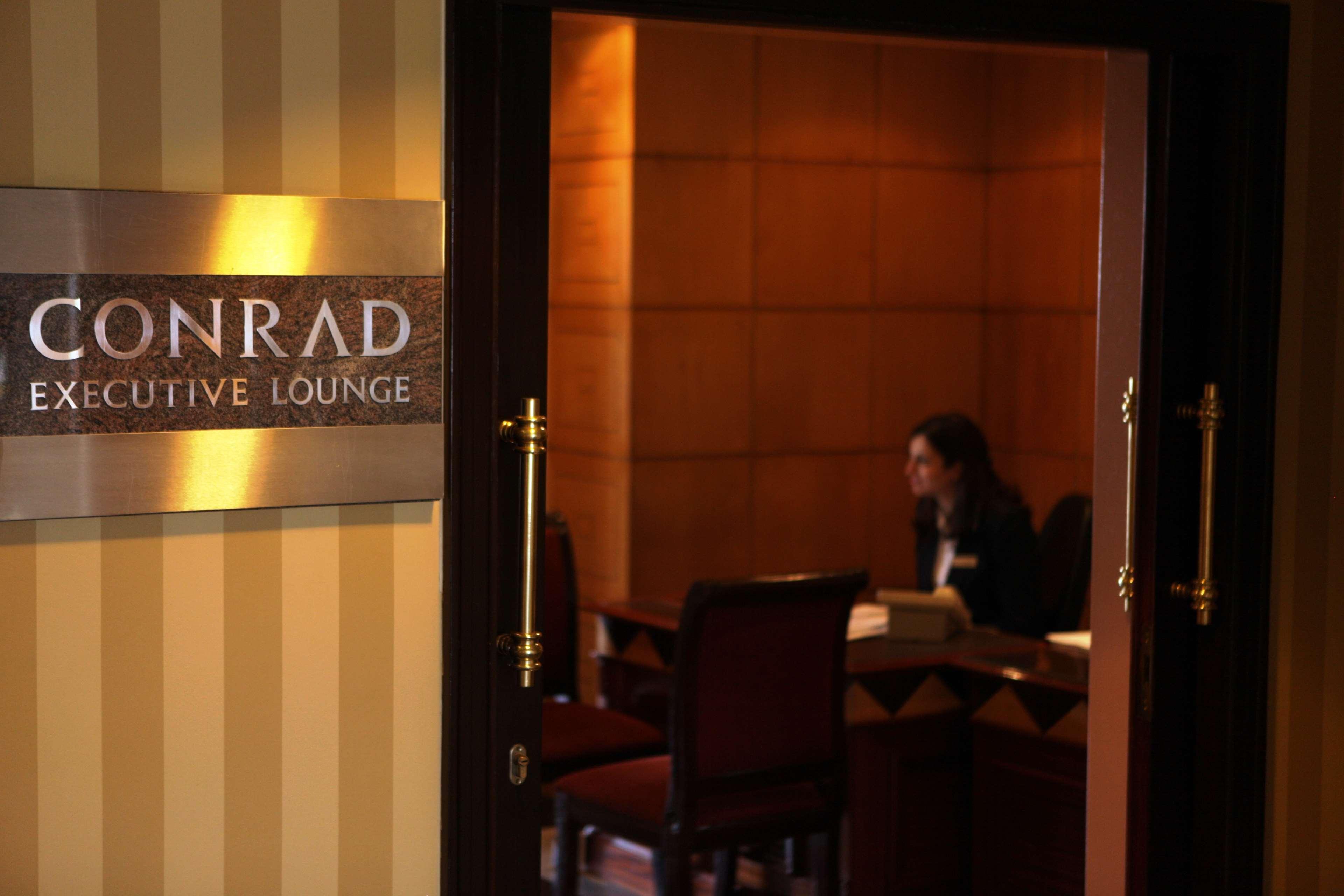 Hotel Sofitel Cairo Downtown Nile Exteriér fotografie Conrad Executive Lounge at Hong Kong International Airport