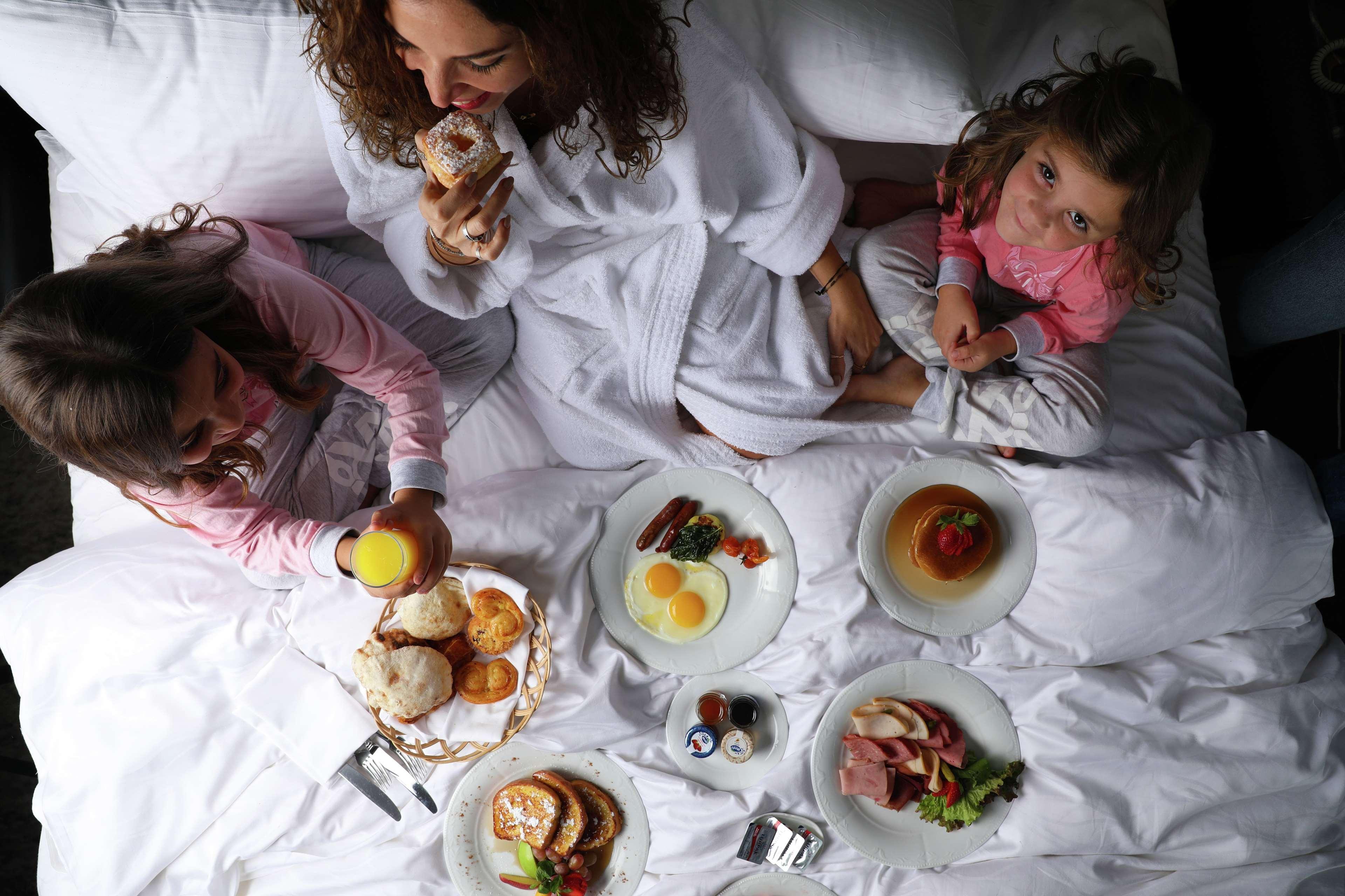 Hotel Sofitel Cairo Downtown Nile Exteriér fotografie A family breakfast in bed