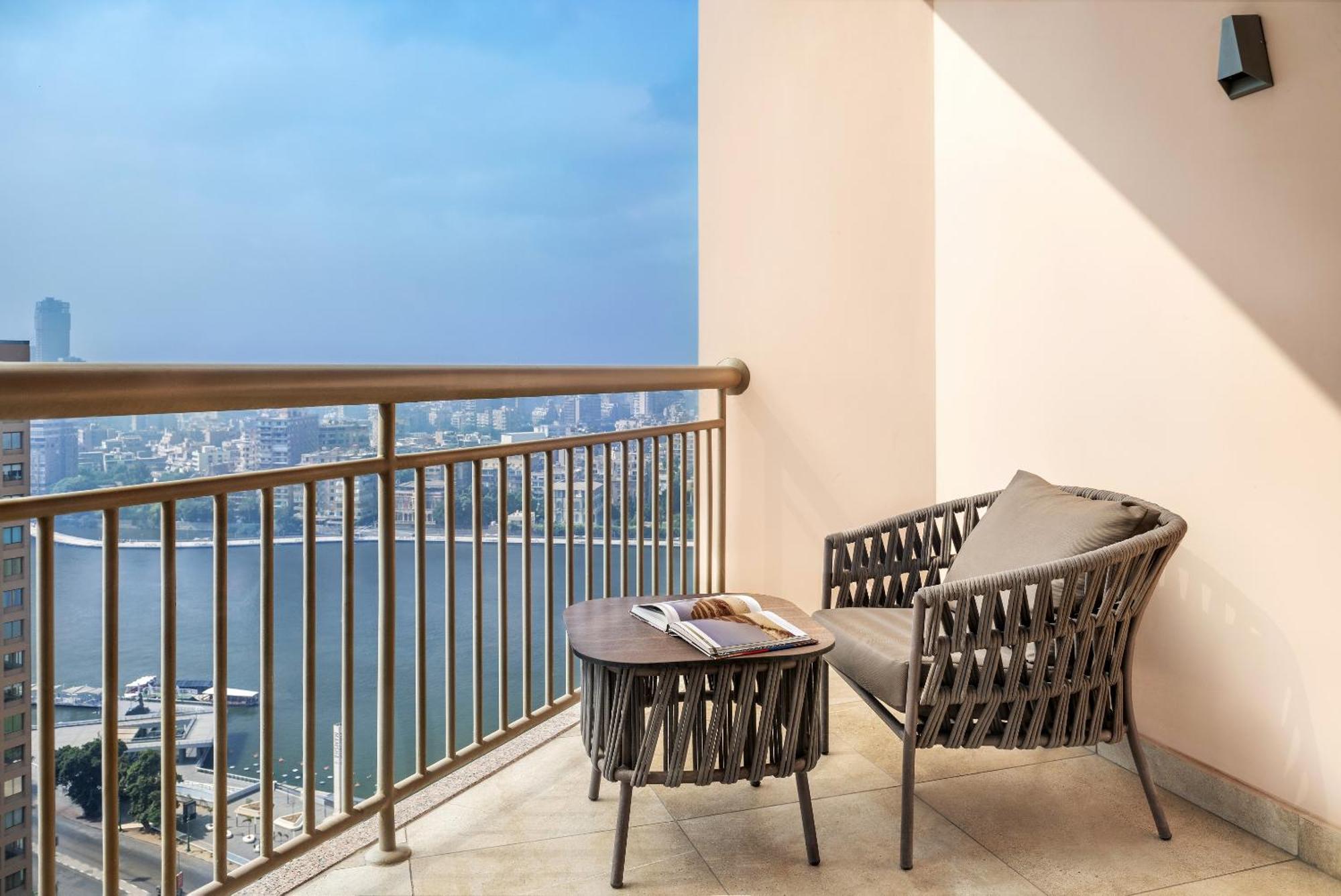 Hotel Sofitel Cairo Downtown Nile Exteriér fotografie A balcony
